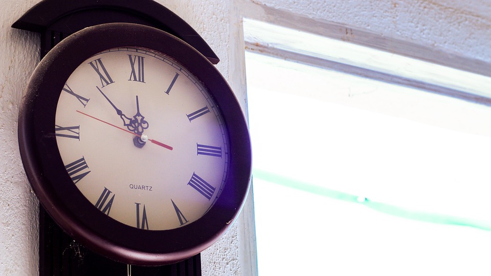 Zegar w domu – czym kierować się przy jego zakupie?